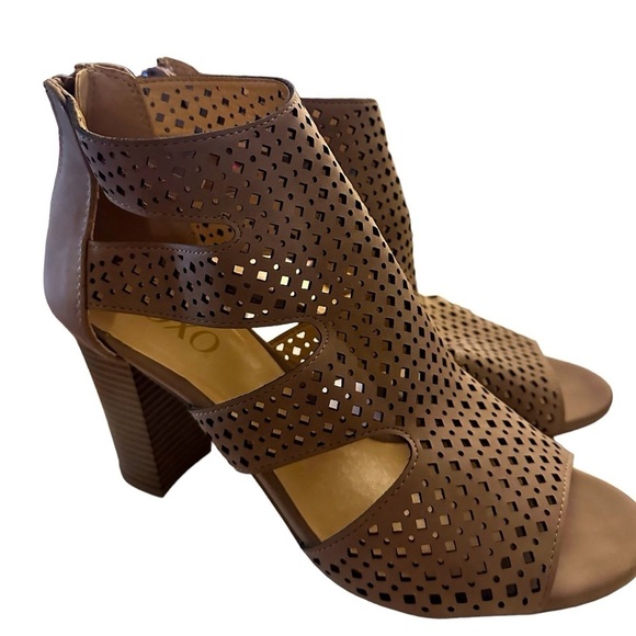 XOXO Womens Beamer Faux Leather Laser Cut Heel Sandals Tan - Picture 5 of 9